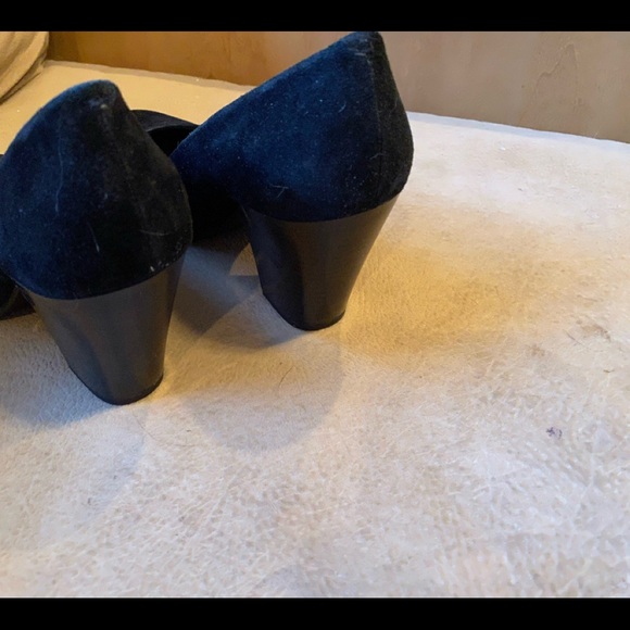 Size 9 Kenneth Cole Suede Pumps - Picture 4 of 4